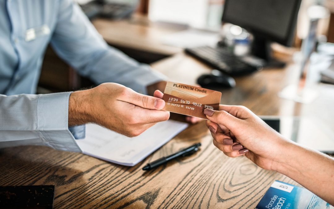 Tarjetas financieras biodegradables: La apuesta verde de los bancos por el cuidado del medio ambiente