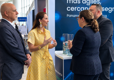 Erika Vargas de González visita el stand de newtech en la ICA Global Conference